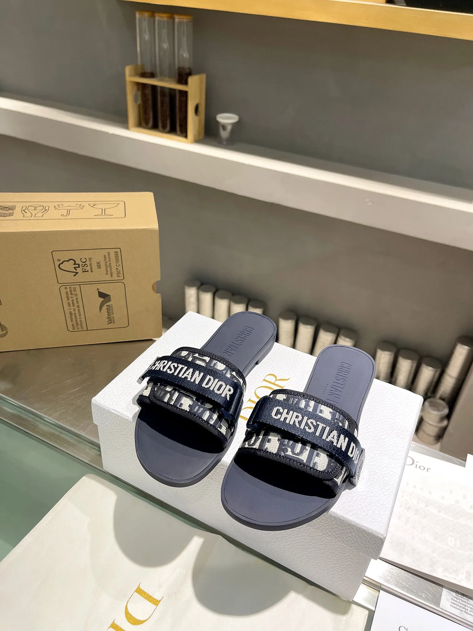 👟👟Ex-factory price P360👟👟 Dior 2024 latest Velcro buckle sandals series new colors! A perfect replica of the original version. The most popular color matching fabric has a strong sense of layering. The original molded high-end TPU outsole (not ordinary rubber) is very comfortable and easy to walk. The upper materials are all customized from the original version, and the 3D electric embroidered three-dimensional cloth surface is very versatile. A must-have for lazy people in summer, sizes 35-39 (40 41 42 customized)